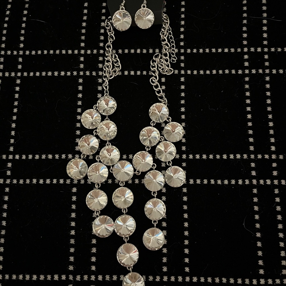 Paparazzi Shimmering Silver Disc Necklace Set